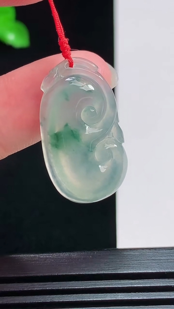 天然A货翡翠冰种飘花如意吊坠，尺寸28-15.6-3.5 重量:3.38g
7月29日