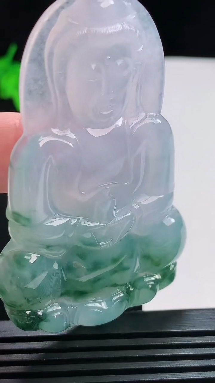 天然A货翡翠种飘花正装观音吊坠，尺寸69.2-43-6 重量:30.11g
7月29日
