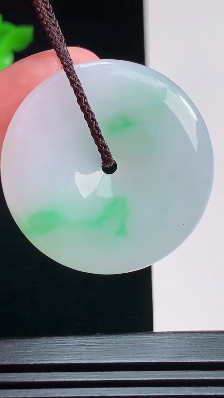 天然A货翡翠平安扣吊坠，尺寸34.5-5.5 重量:14.28g
7月29日