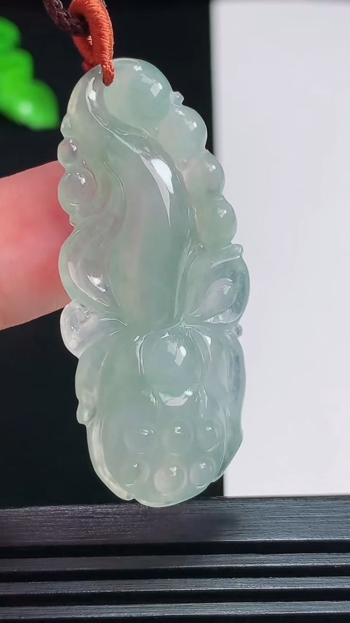 天然A货翡翠莲蓬吊坠，尺寸45-18-7重量:8.17g
7月29日