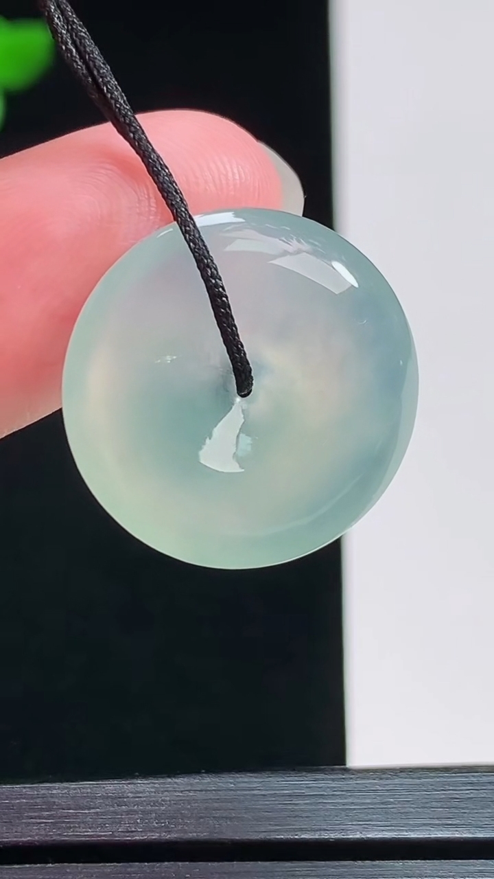 天然A货翡翠平安扣吊坠，尺寸20-4.6 重量:3.79g
7月29日