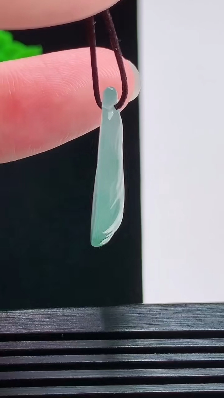 天然A货翡翠冰种飘花金枝玉叶 叶子吊坠，尺寸32-15-4.6 重量:3.21g
7月29日