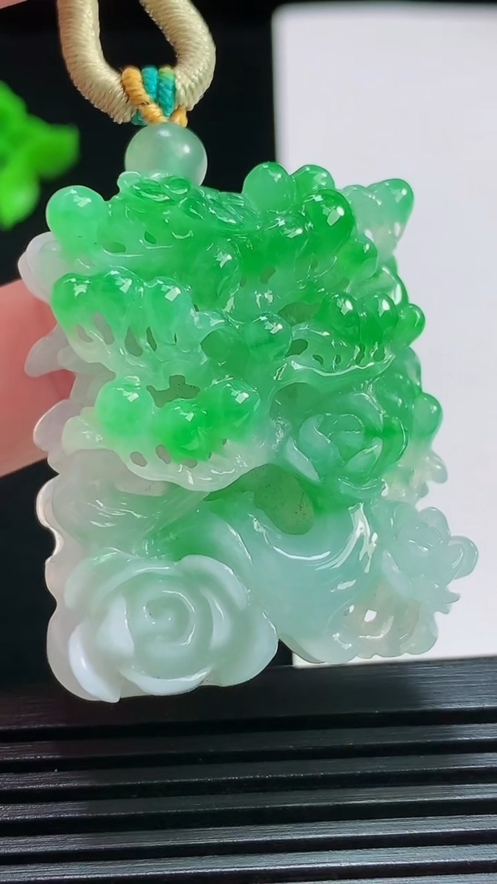 天然A货翡翠花开富贵吊坠，尺寸38.5-34-18 重量:27.78g
7月29日