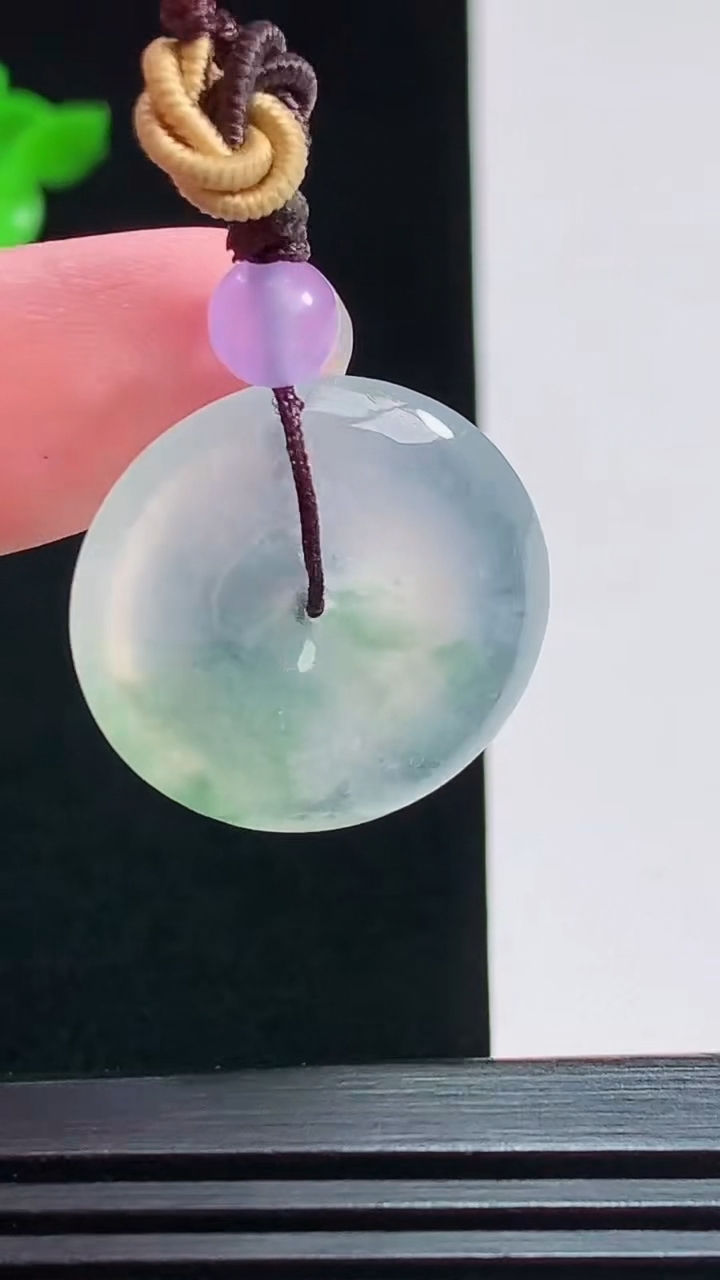 天然A货翡翠平安扣吊坠，尺寸23.6-4.6 重量:6.05g
7月29日