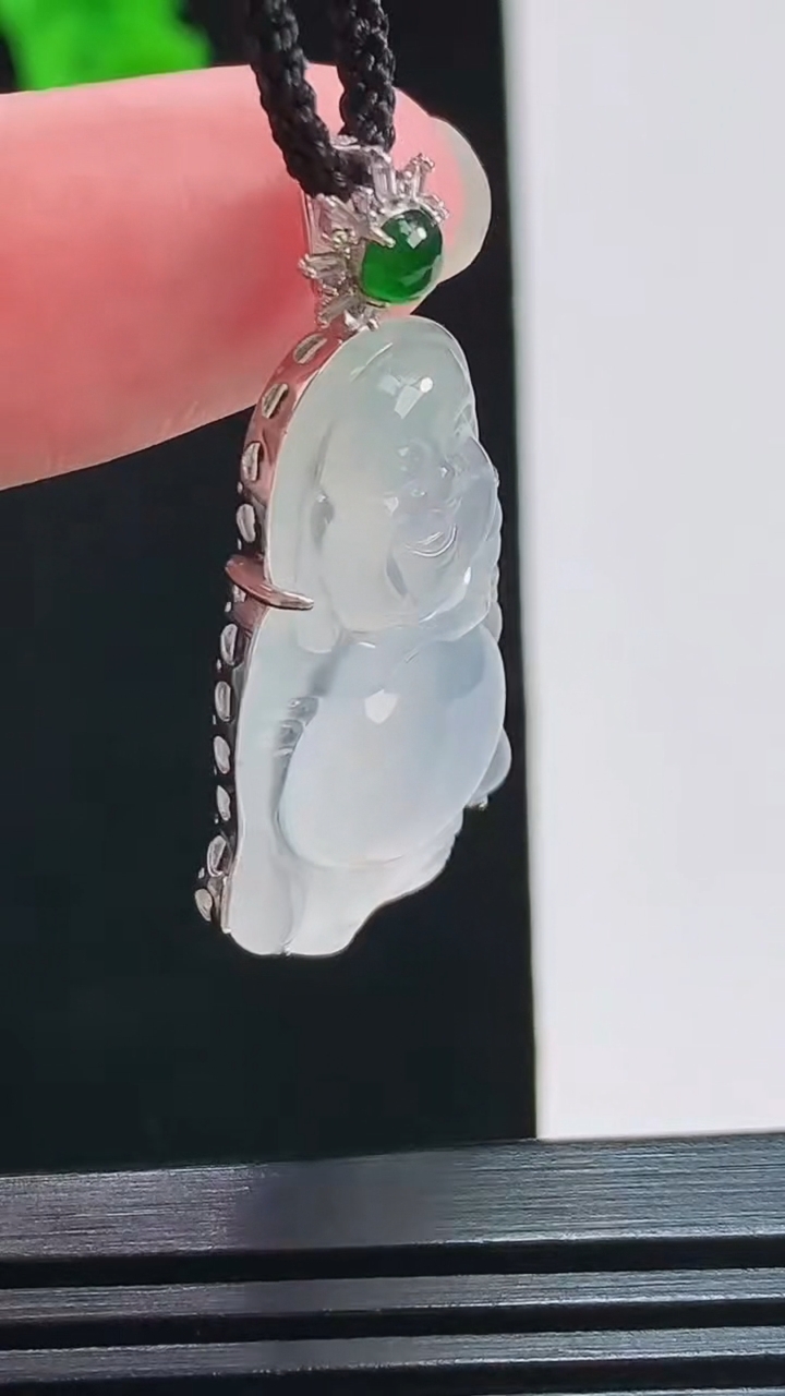 天然A货翡翠种白冰站佛吊坠，尺寸36-17-6.6，裸石28-17 重量:4.64g
7月30日