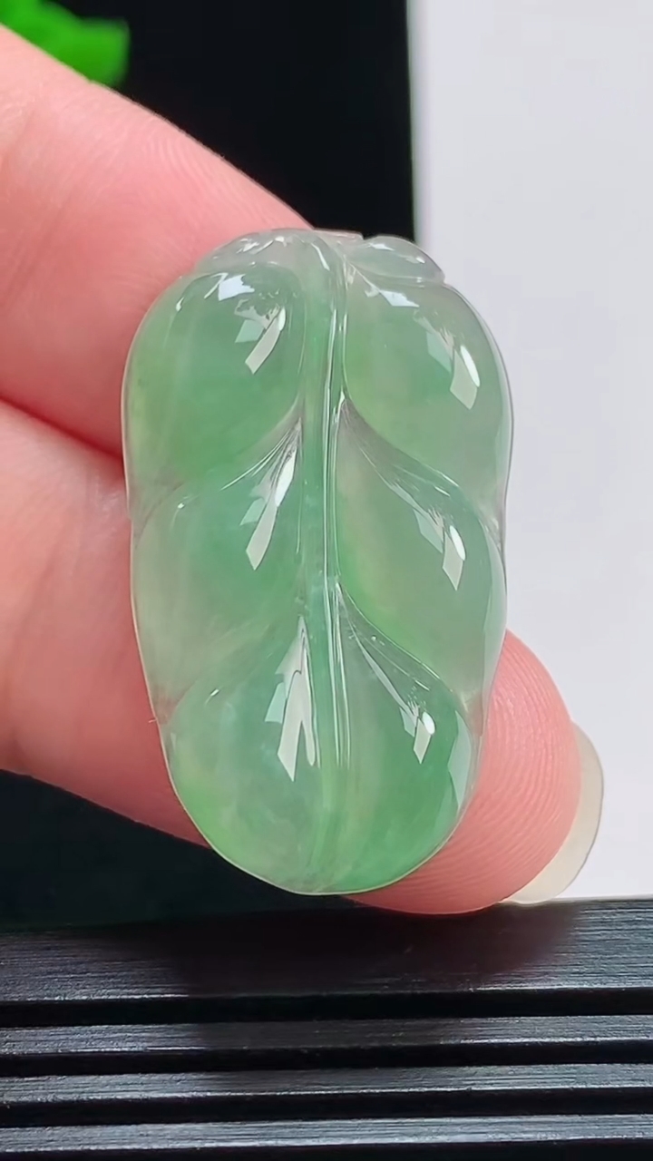 天然A货翡翠金枝玉叶 叶子吊坠，尺寸32.8-19-4.5 重量:5.30g
7月30日