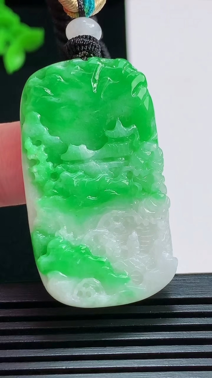 天然A货翡翠山水牌吊坠，尺寸41.5-24-5.2 重量:15.98g
7月30日
