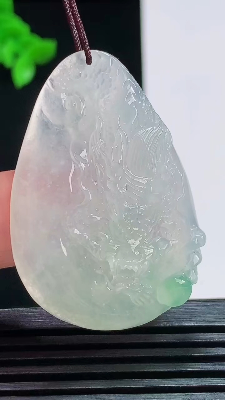天然A货翡翠龙牌吊坠，尺寸42.6-29-9 重量:15.79g
7月30日