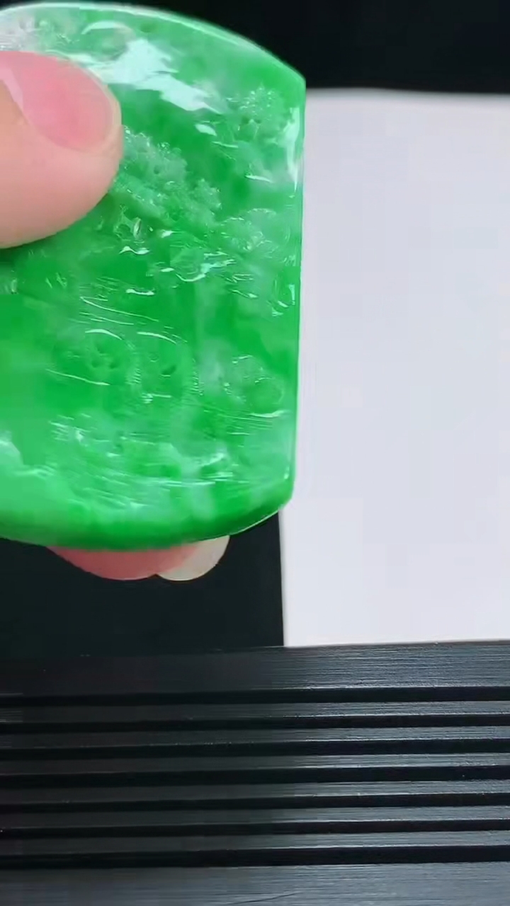 天然A货翡翠山水牌吊坠，尺寸55-41-6.2 重量:31.28g
7月30日