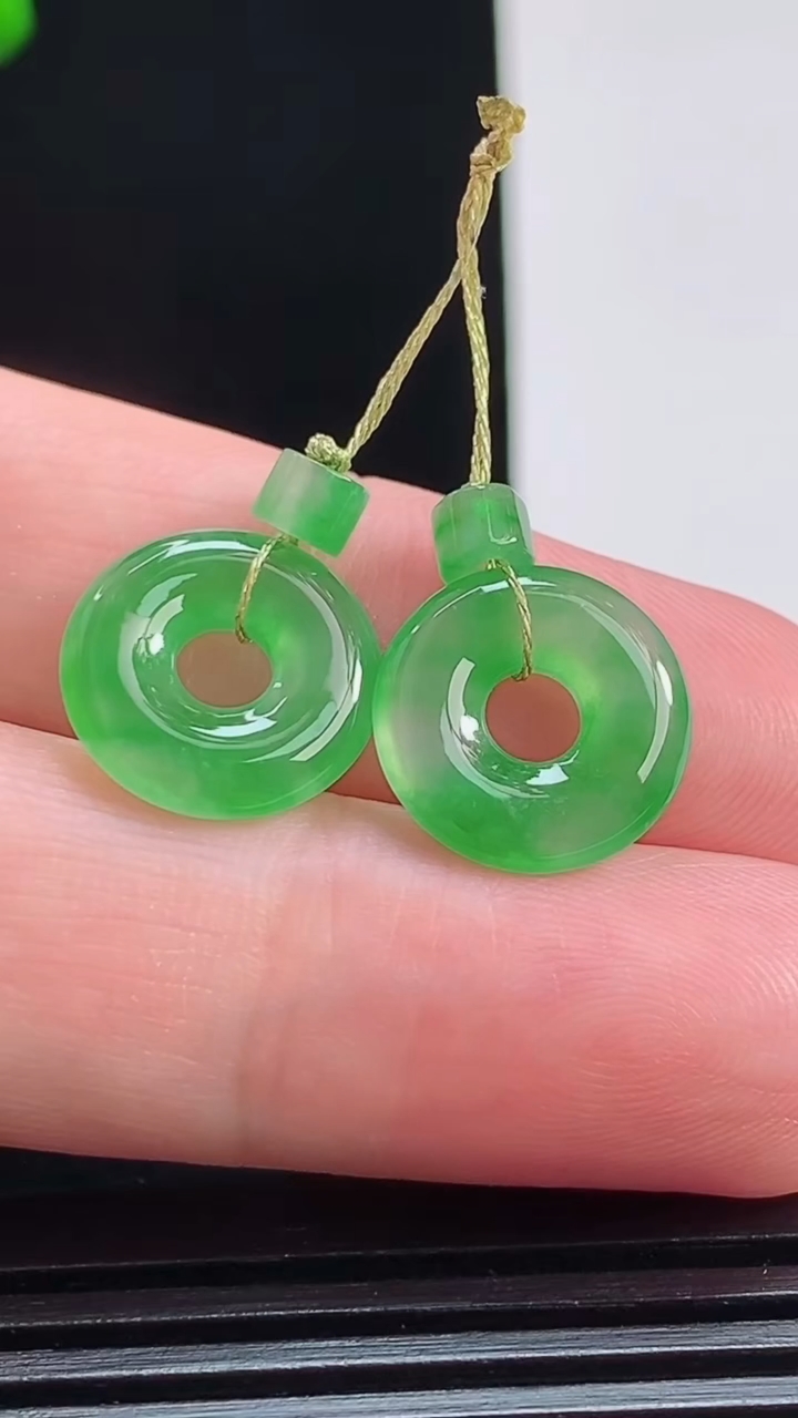 天然A货翡翠平安环吊坠一对，尺寸13.6-3 重量:2.35g
7月30日