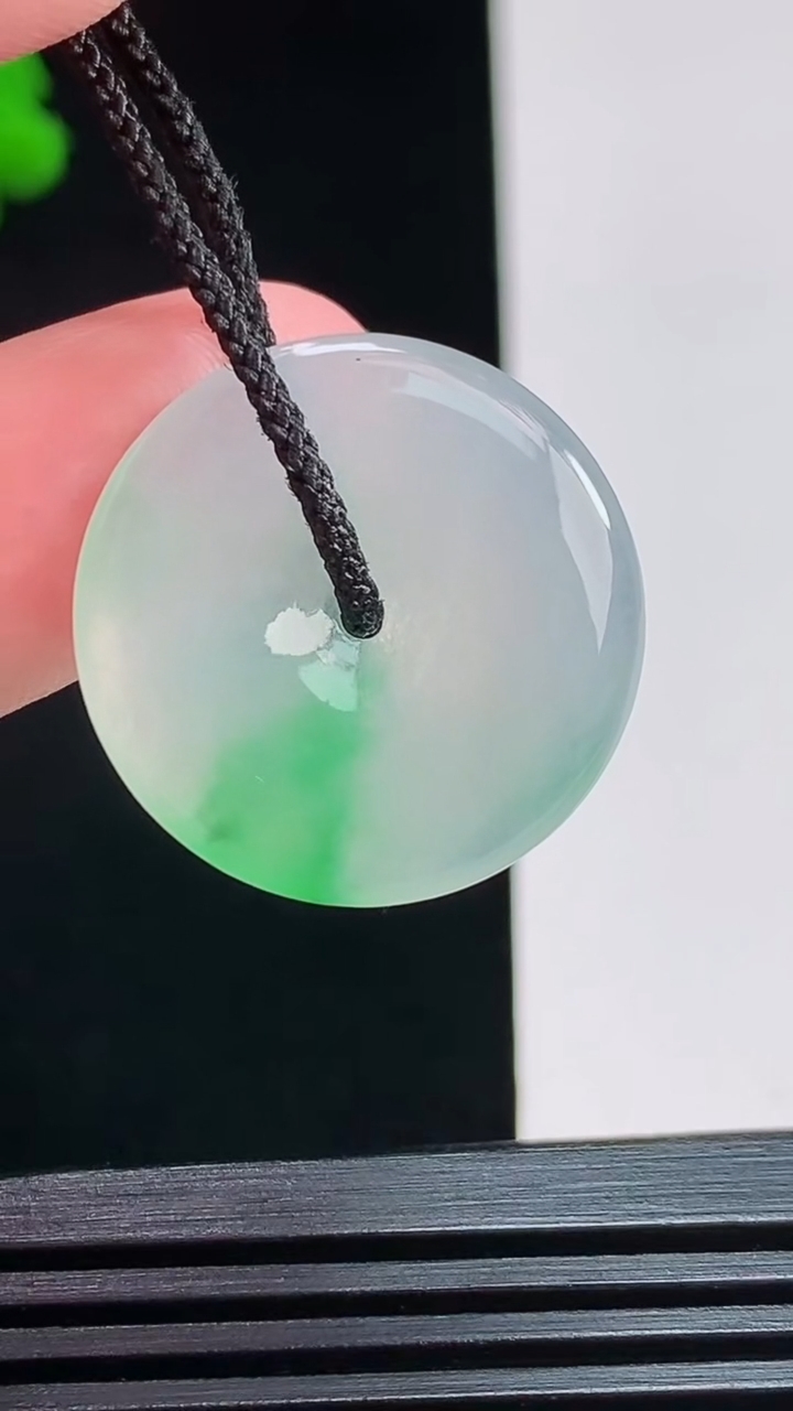 天然A货翡翠平安扣吊坠，尺寸23.6-3.2 重量:4.20g
7月30日