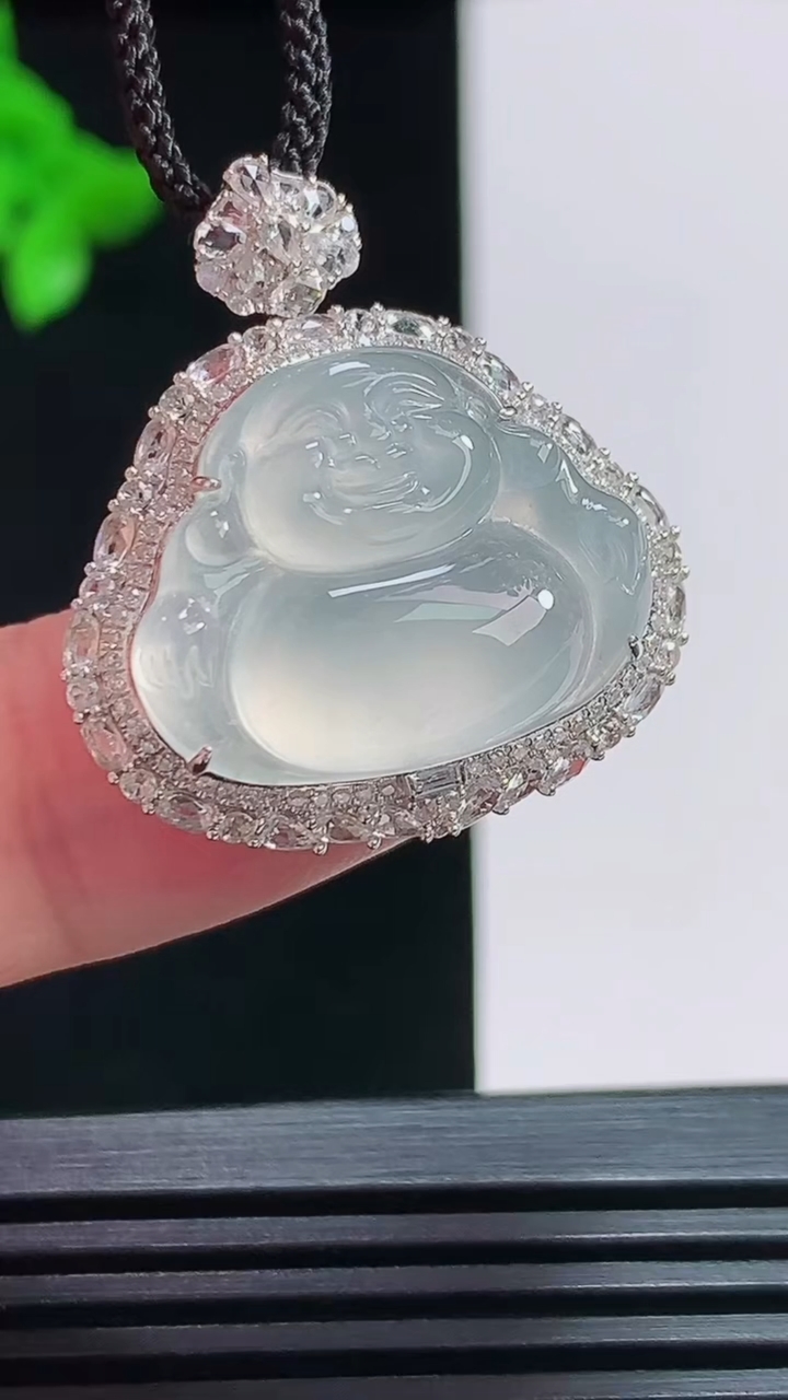 天然A货翡翠种白冰佛公吊坠，尺寸28-25.8-12，裸石16.5-20.5 重量:7.47g
7月