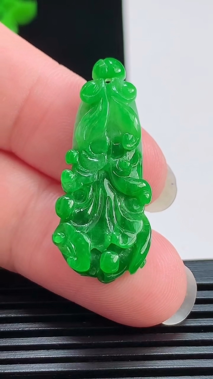天然A货翡翠白菜吊坠，尺寸35-15-6.8 重量:5.00g
7月30日