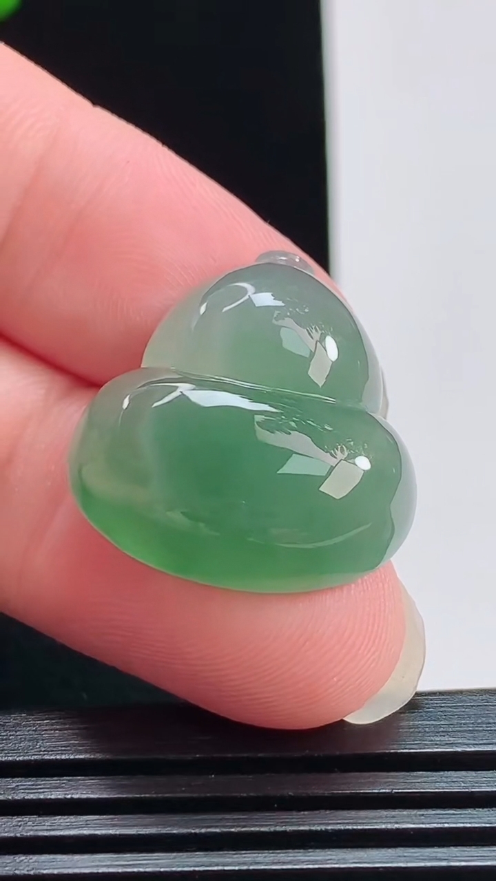 天然A货翡翠葫芦镶嵌件，尺寸23-22-7.3 重量:6.65g
7月30日