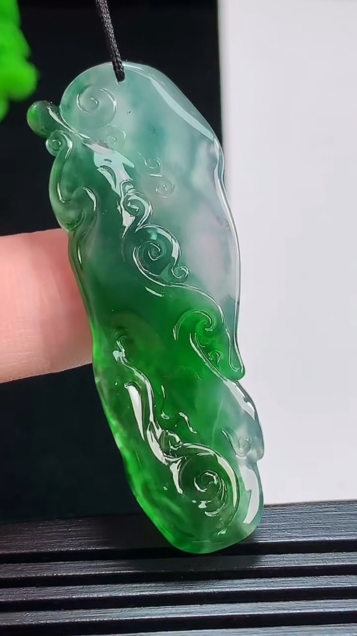 天然A货翡翠观音菩萨吊坠，尺寸51-18.3-7 重量:9.00g
7月30日