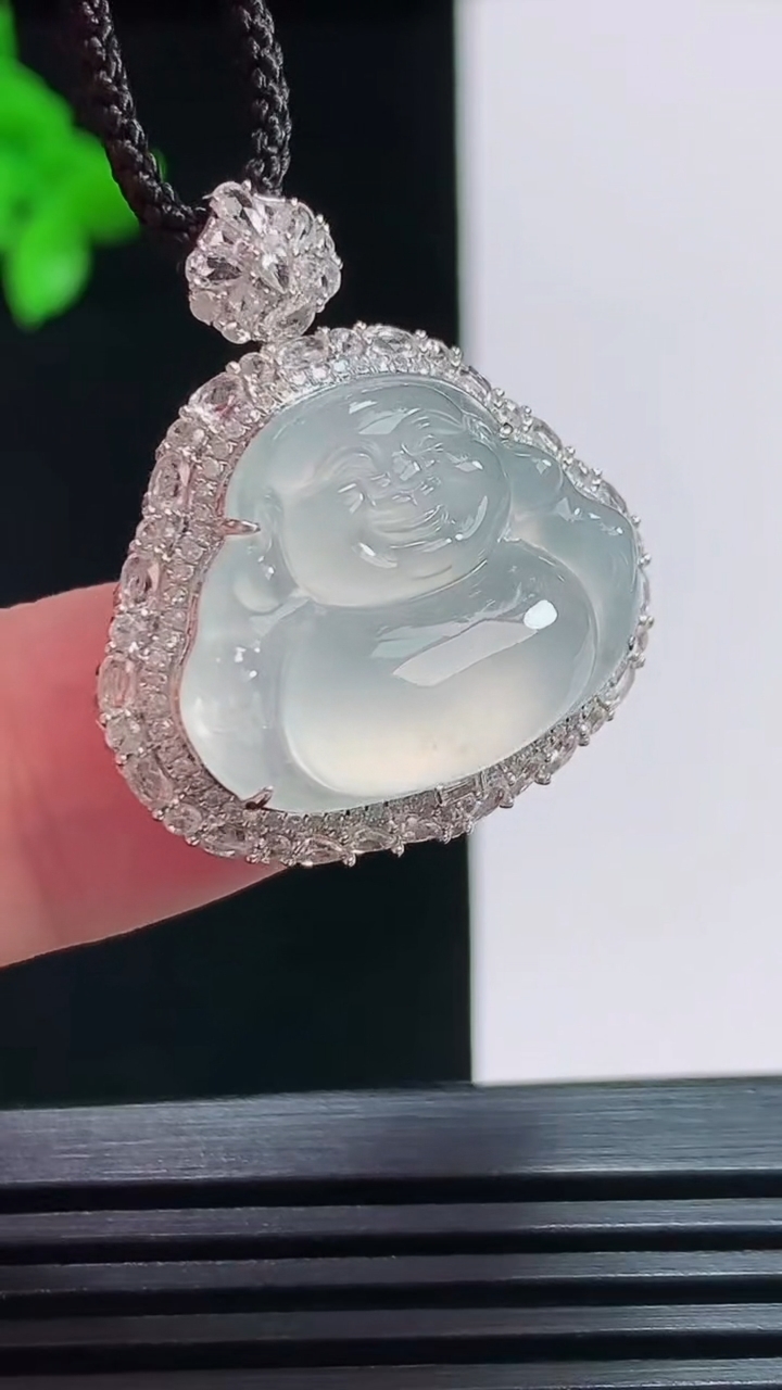 天然A货翡翠种白冰佛公吊坠，尺寸28-25.8-12，裸石16.5-20.5 重量:7.47g
7月30日