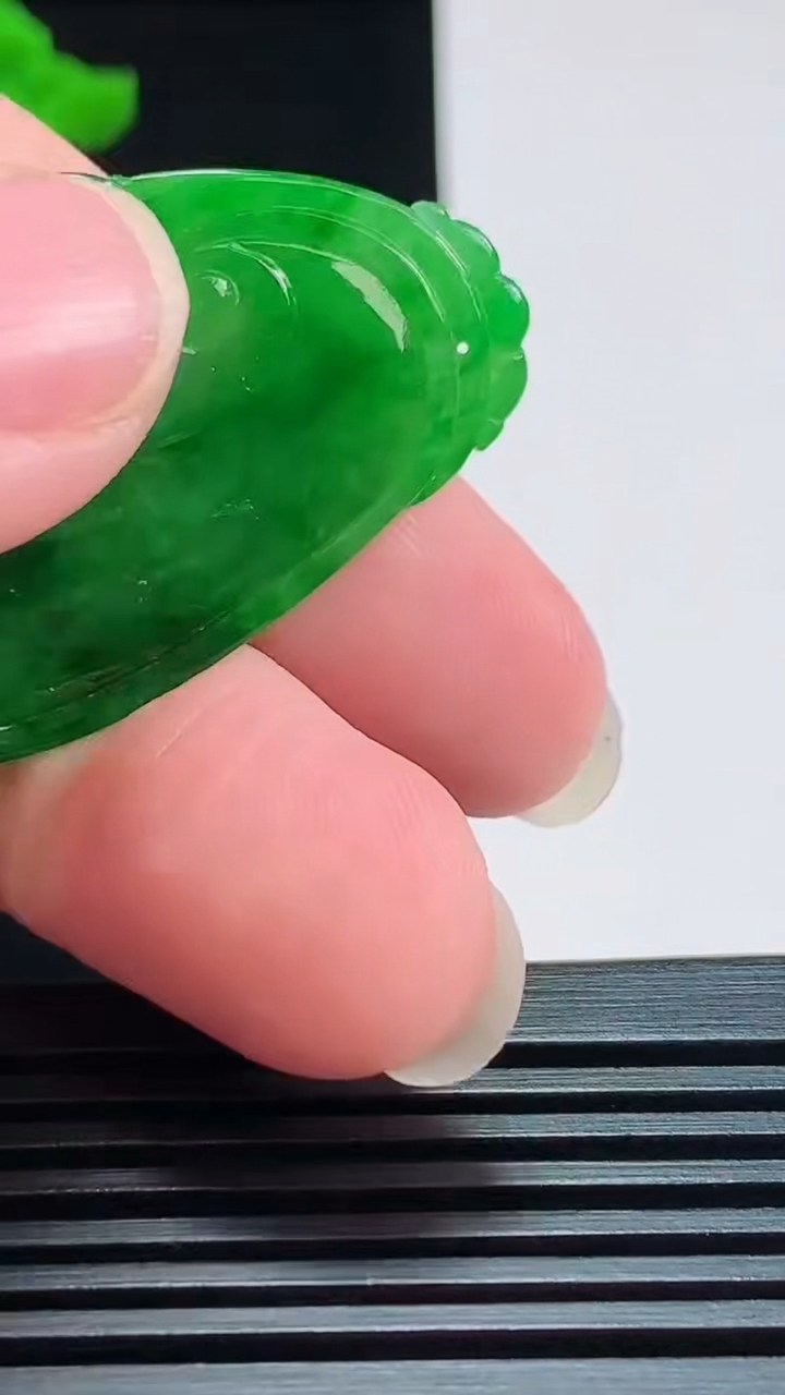 天然A货翡翠如意吊坠，尺寸42-27-2.5 重量:6.36g
7月30日