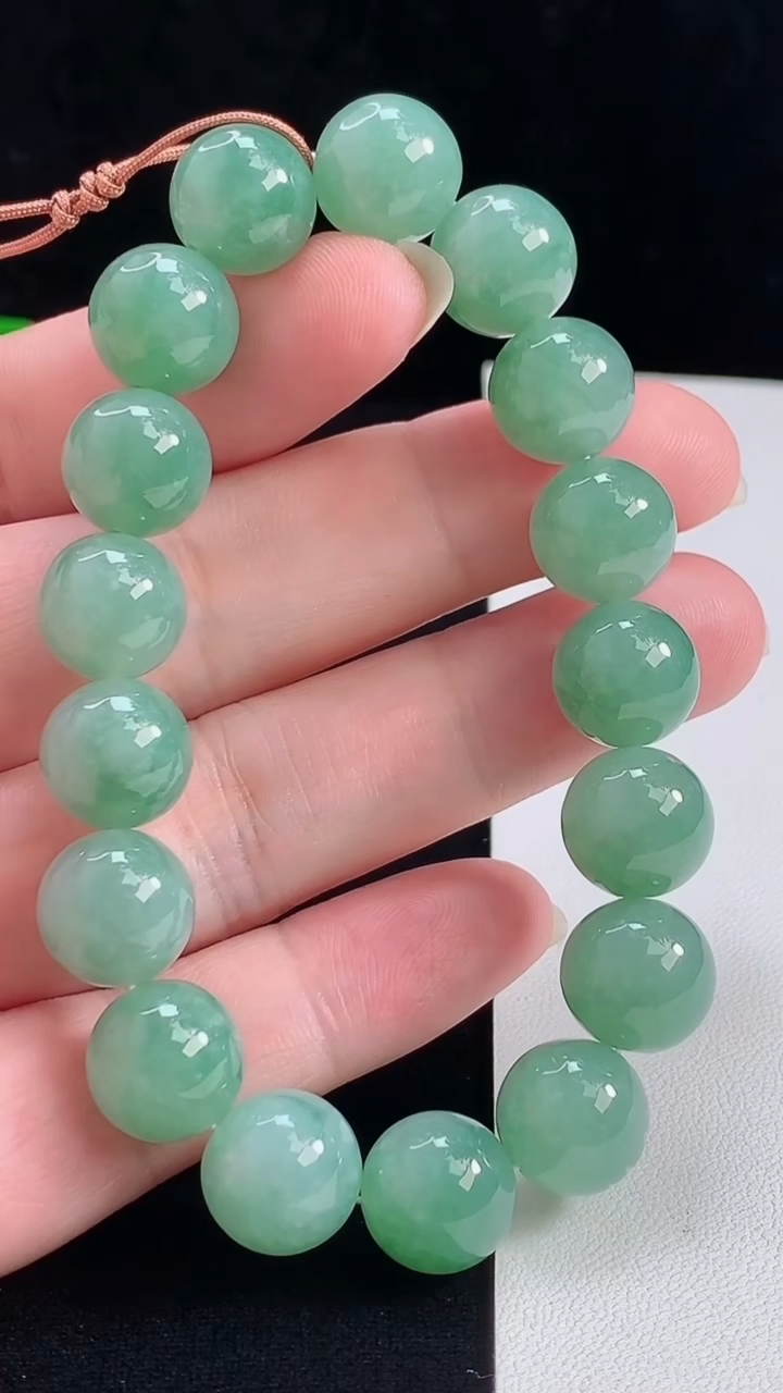 天然A货翡翠圆珠手串，尺寸12-17颗 重量:51.93g7月30日
工厂直销收藏佳品,种好水足，色泽均匀，有种有色，上手高大气！