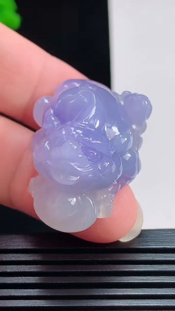 天然A货翡翠种紫罗兰金蟾吊坠，尺寸39.3-23-20.5 重量:23.15g
7月30日