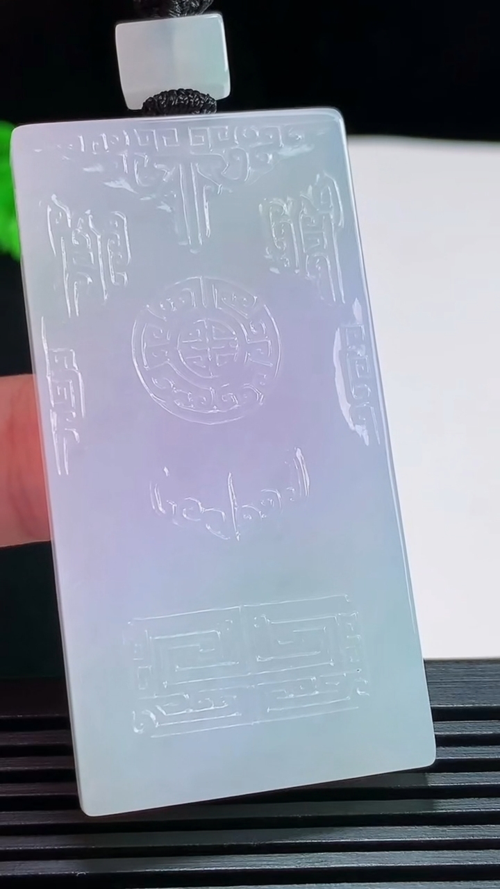 天然A货翡翠种紫罗兰仿古无事牌吊坠，尺寸56.6-29-5.6 重量:35.89g
7月30日