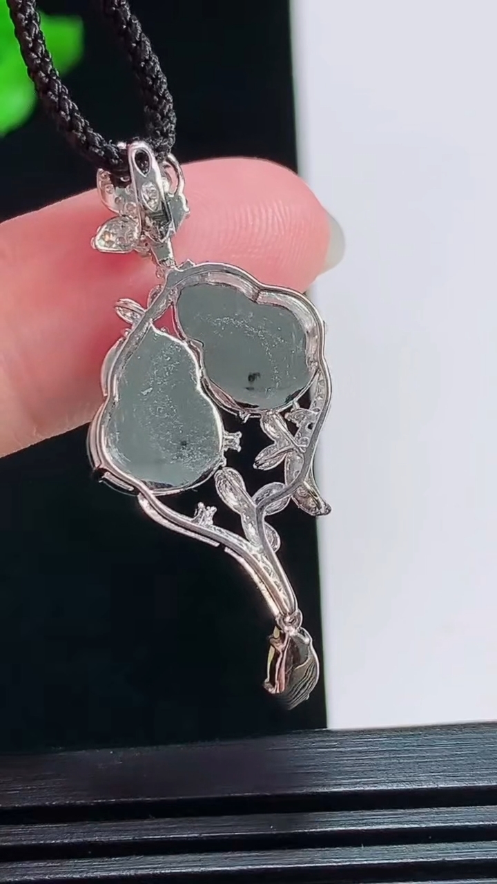天然A货翡翠葫芦吊坠，尺寸38-16.6-6.2，裸石11-8.5，11.2-8.5 重量:3.29g
7月30日，11.2-8.5 重量:3.29g