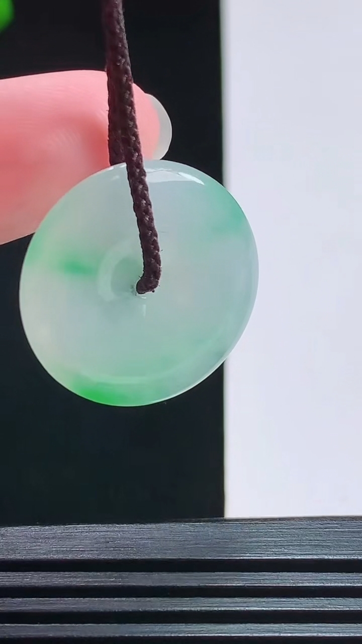 天然A货翡翠平安扣吊坠，尺寸23-3.5 重量:4.30g
7月30日