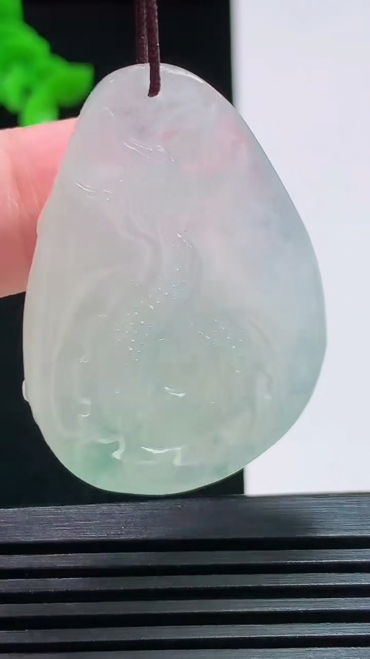 天然A货翡翠龙牌吊坠，尺寸42.6-29-9 重量:15.79g
7月30日