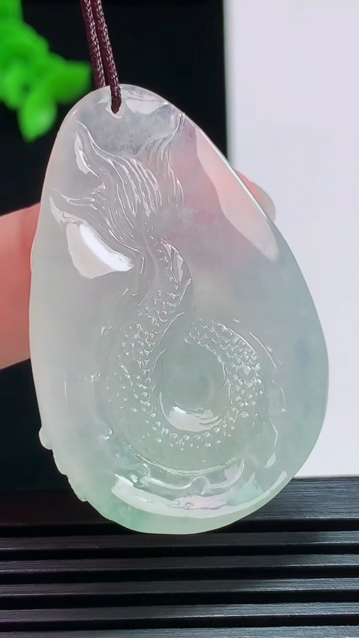 天然A货翡翠龙牌吊坠，尺寸42.6-29-9 重量:15.79g
7月30日