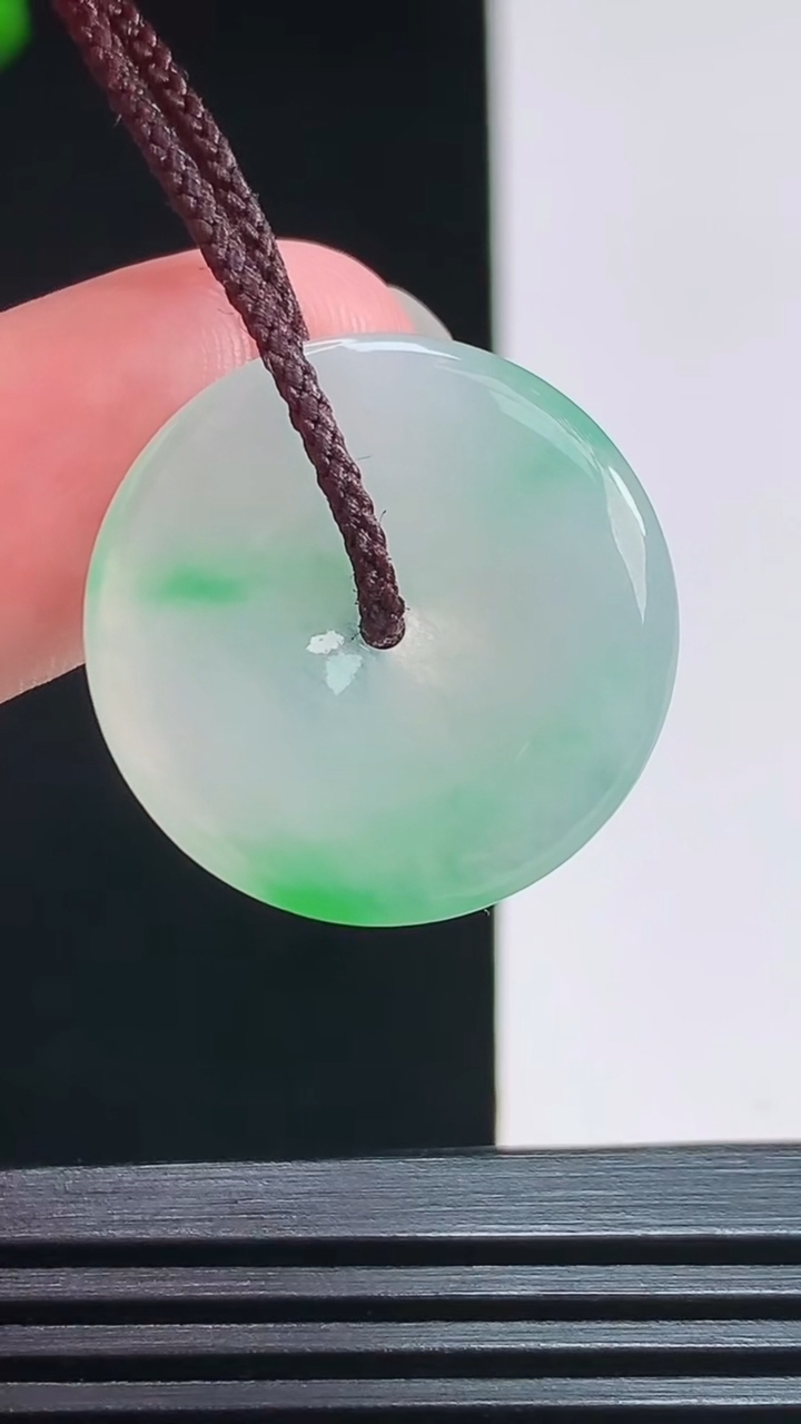 天然A货翡翠平安扣吊坠，尺寸23-3.5 重量:4.30g
7月30日