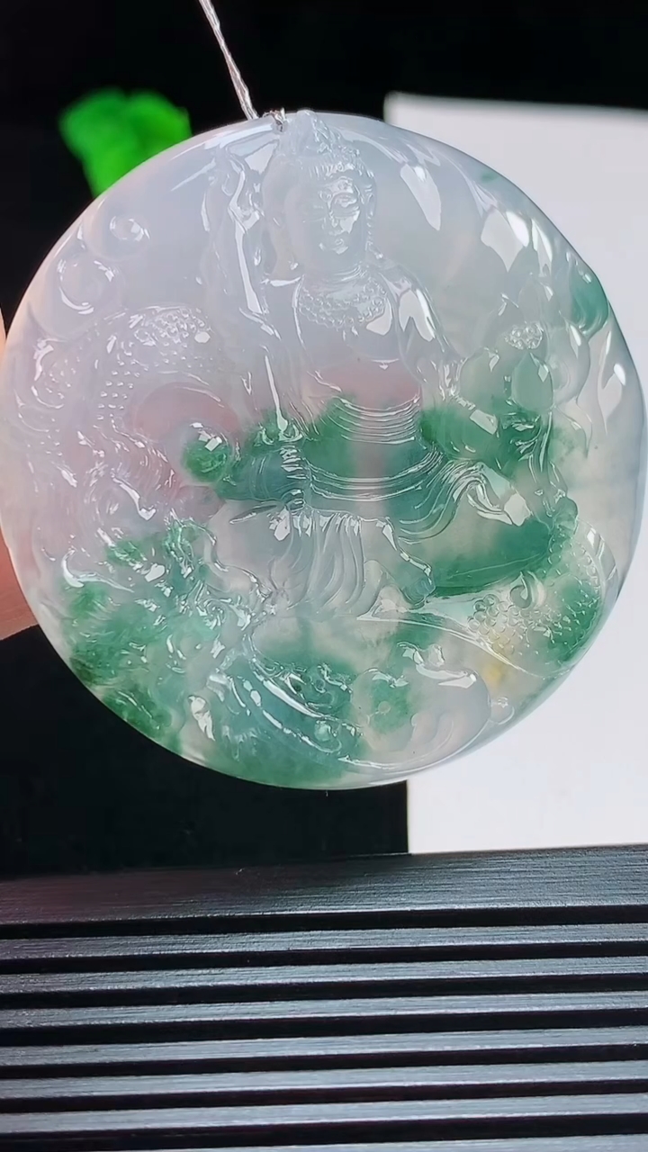 天然A货翡翠种飘花祥龙虚空藏菩萨吊坠，尺寸50-5 重量:27.30g
7月30日