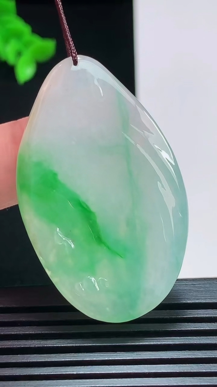 天然A货翡翠一路发 鹿牌吊坠，尺寸45.5-28-6 重量:15.19g
7月30日