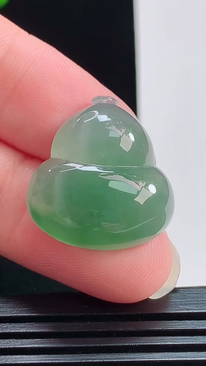 天然A货翡翠葫芦镶嵌件，尺寸23-22-7.3 重量:6.65g
7月30日