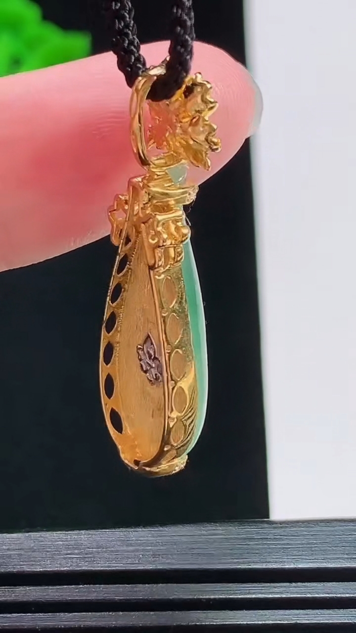 天然A货翡翠花瓶吊坠，尺寸35-10.5-5.2，裸石24.5-10 重量:3.54g
7月30日
