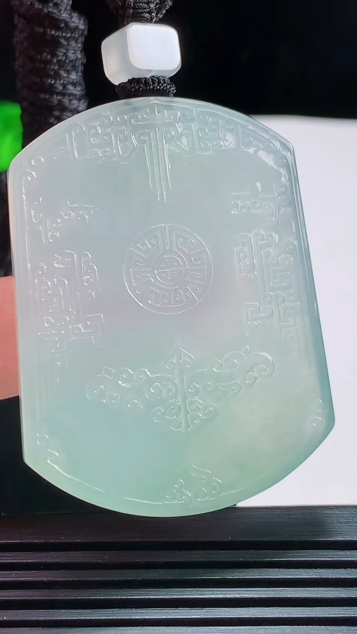 天然A货翡翠仿古无事牌吊坠，尺寸50.6-38-5.6 重量:35.98g
7月30日