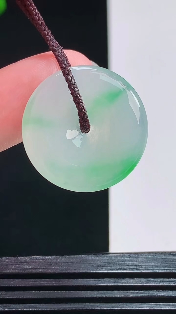 天然A货翡翠平安扣吊坠，尺寸23-3.5 重量:4.30g
7月30日