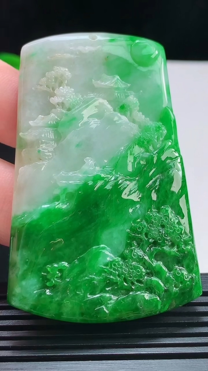 天然A货翡翠山水牌吊坠，尺寸68-42.5-6 重量:39.67g
7月30日