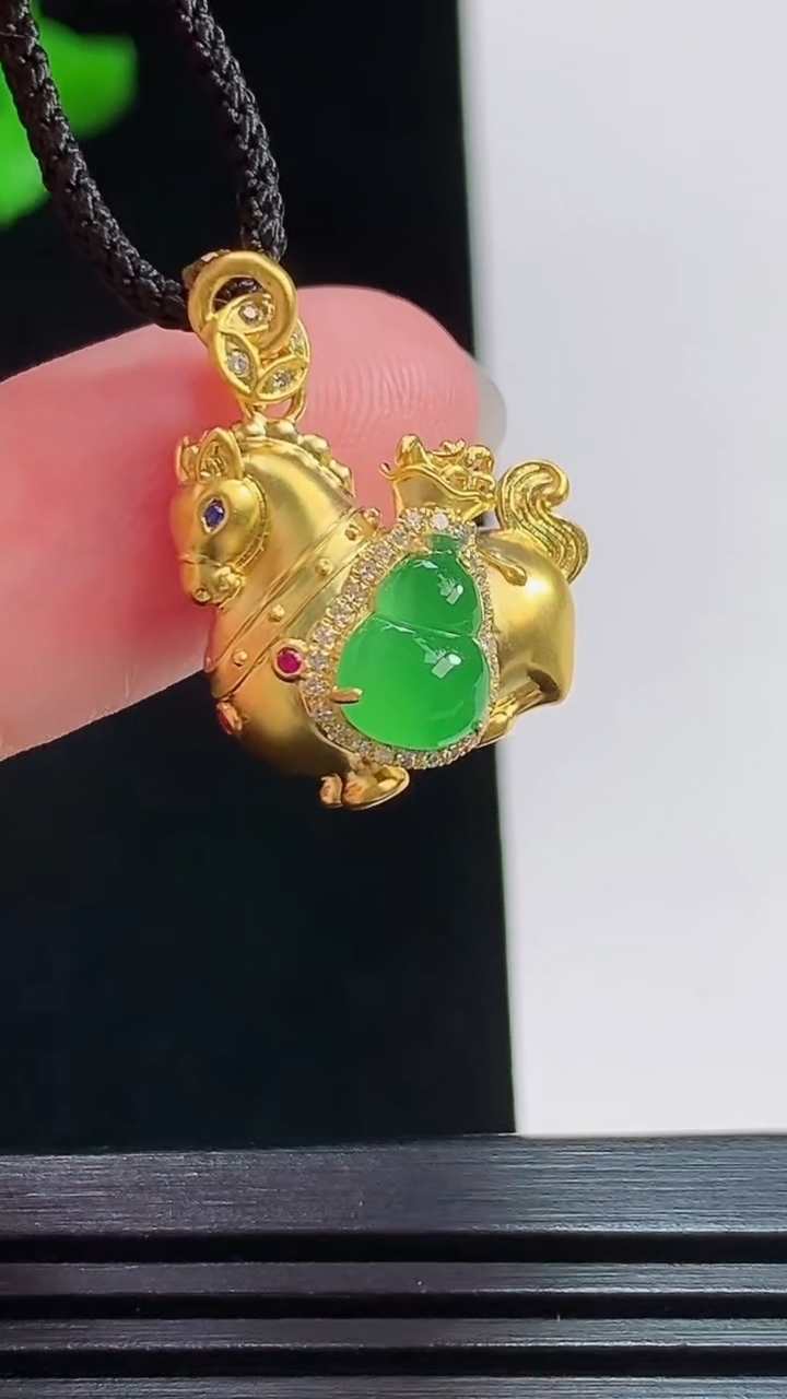 天然A货翡翠葫芦吊坠，尺寸18.5-17.2-11，裸石8-6.2 重量:4.34g
7月30日