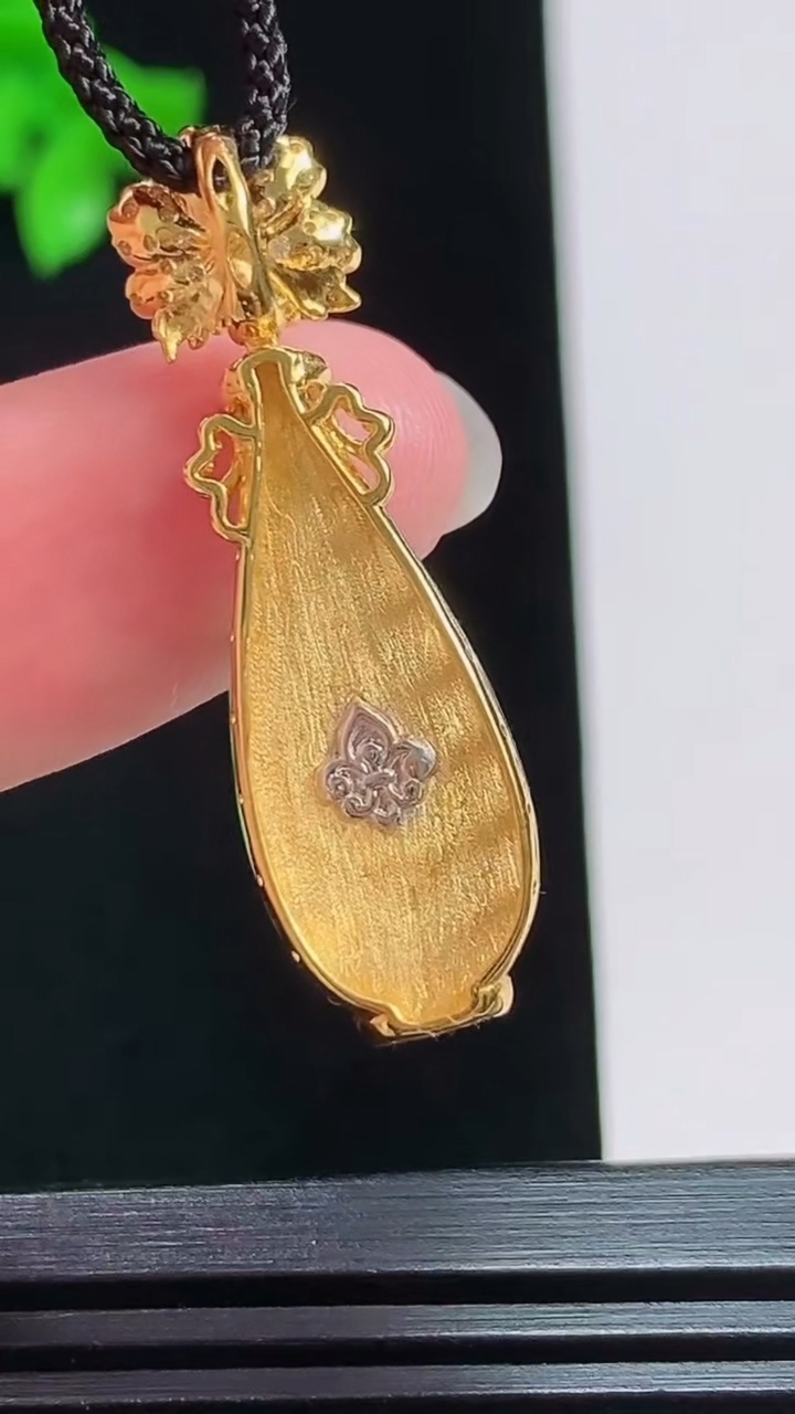 天然A货翡翠花瓶吊坠，尺寸35-10.5-5.2，裸石24.5-10 重量:3.54g
7月30日