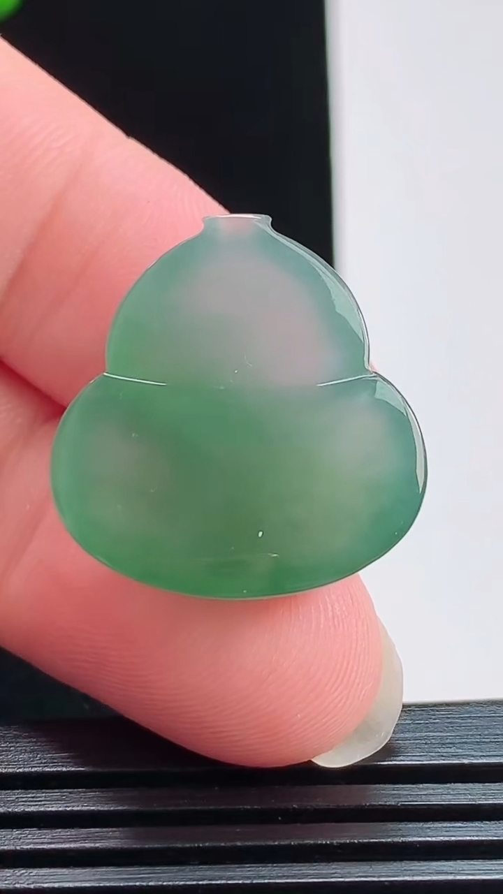 天然A货翡翠葫芦镶嵌件，尺寸23-22-7.3 重量:6.65g
7月30日