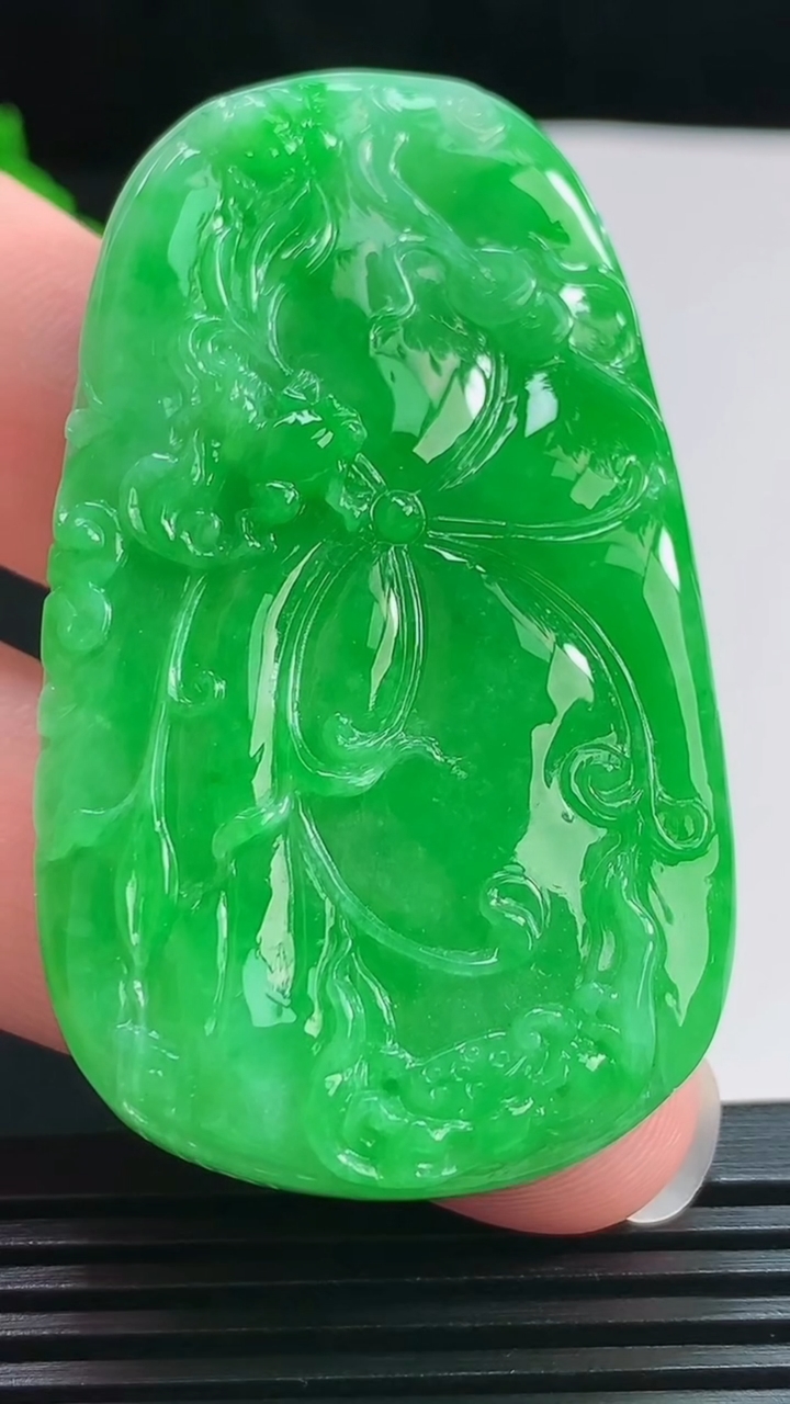 天然A货翡翠呱呱来财 荷花吊坠，尺寸57-33.5-8.5 重量:35.17g
7月30日