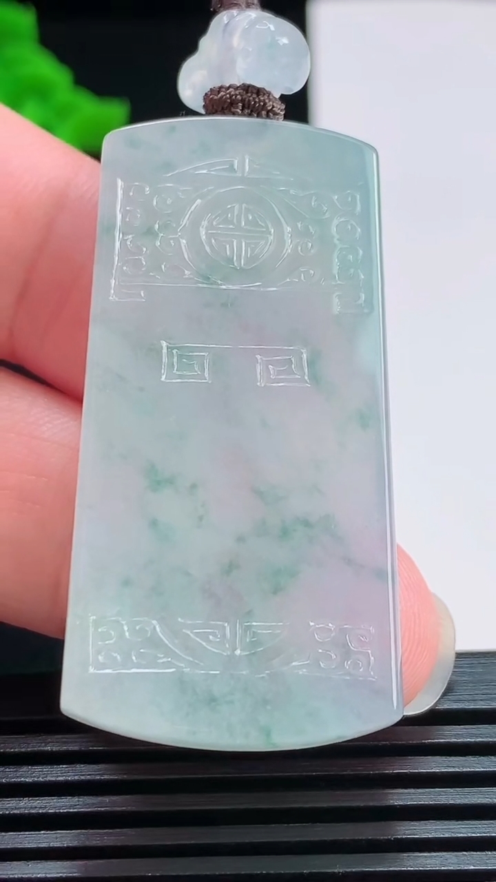天然A货翡翠种飘花仿古无事牌吊坠，尺寸46-23-5.8 重量:20.27g
7月30日