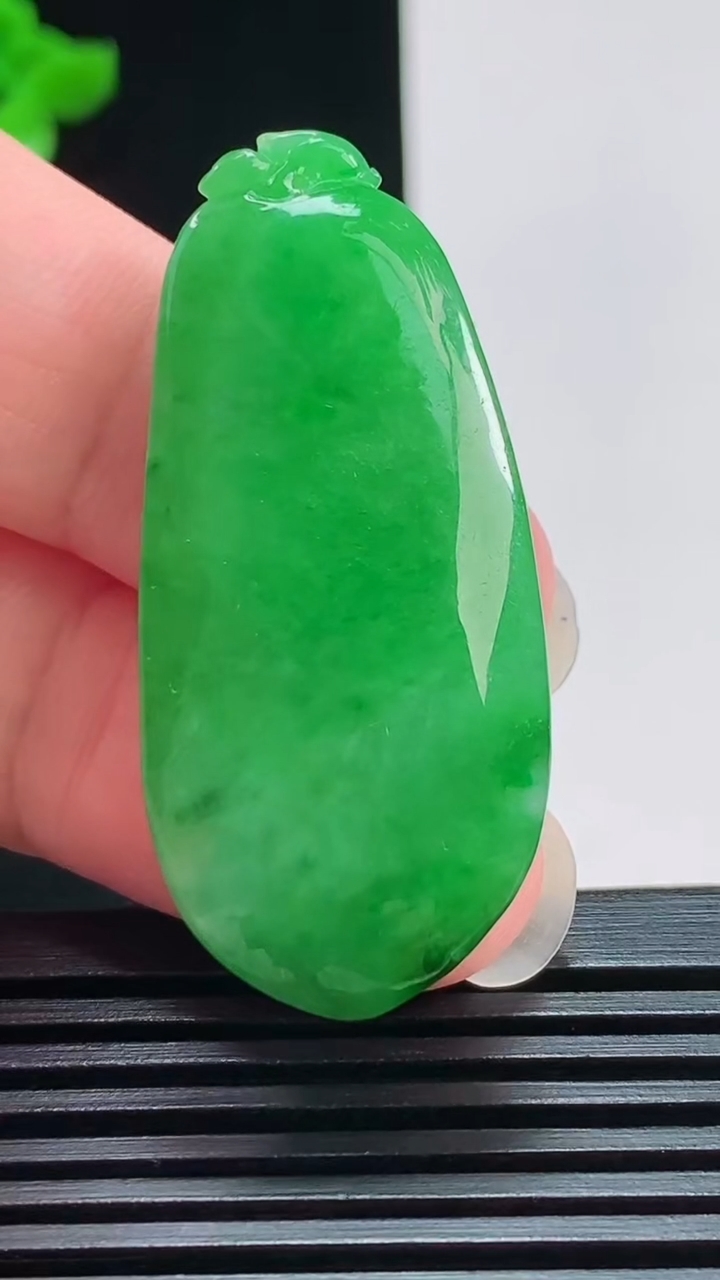天然A货翡翠福瓜吊坠，尺寸43-19-10 重量:13.85g
7月30日