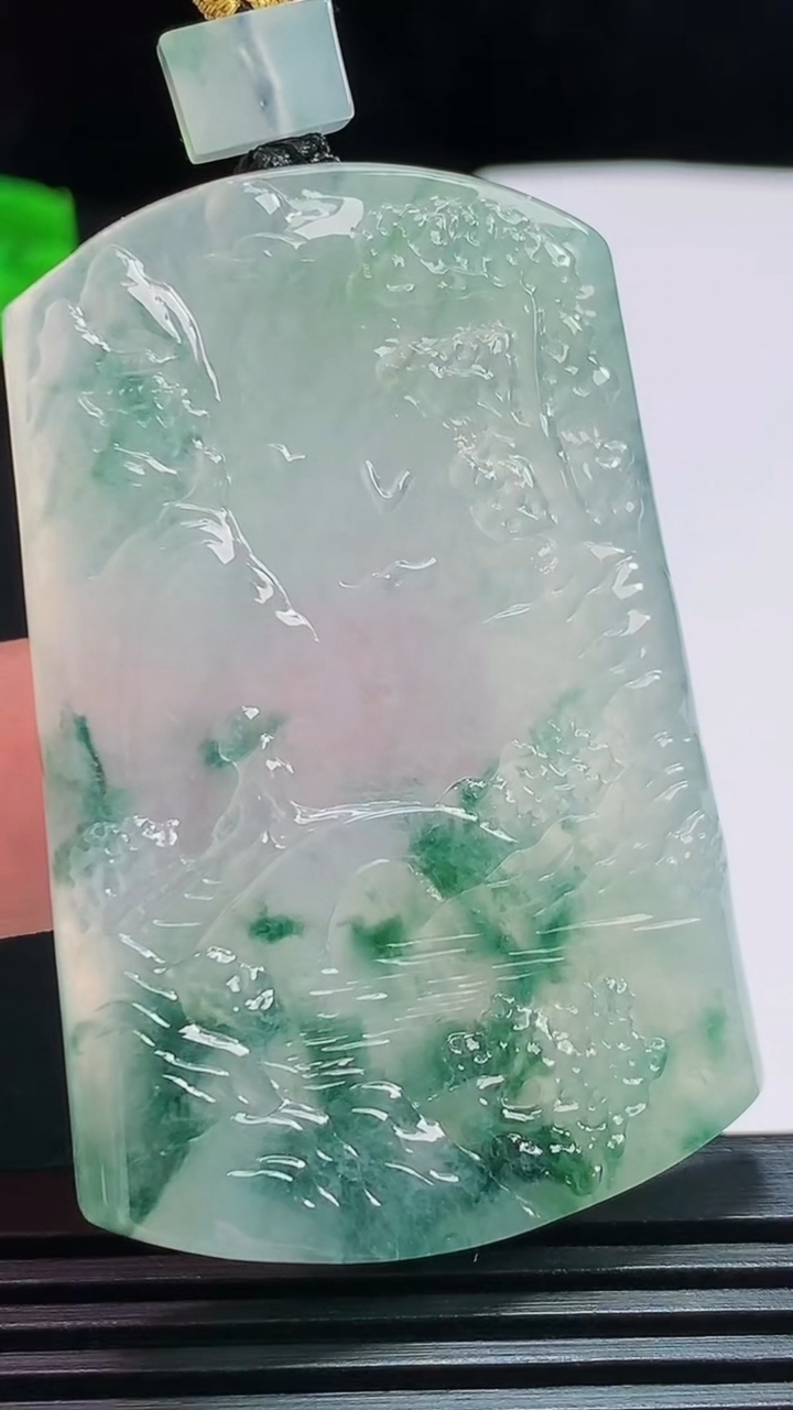 天然A货翡翠种飘花山水牌吊坠，尺寸54-36-5.5 重量:29.93g
7月30日