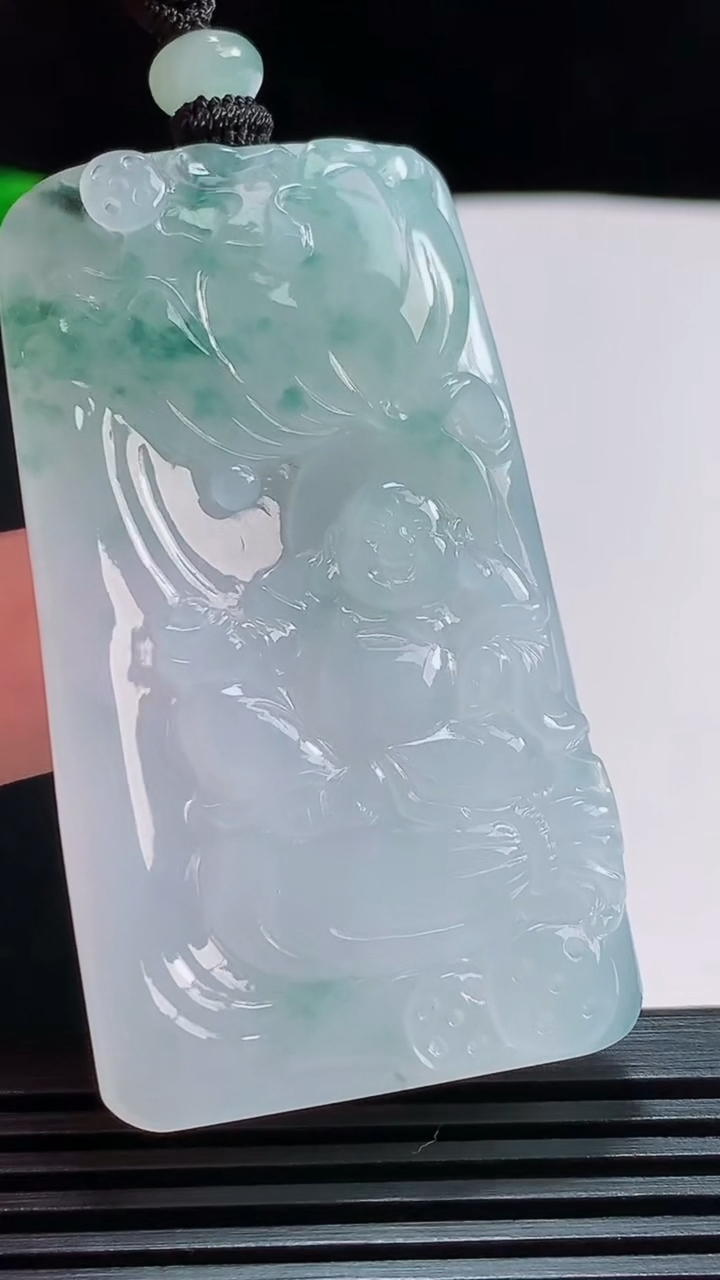 天然A货翡翠飘花逍遥佛吊坠，尺寸56-32-8 重量:38.66g
7月30日