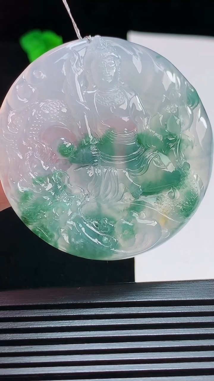 天然A货翡翠种飘花祥龙虚空藏菩萨吊坠，尺寸50-5 重量:27.30g
7月30日