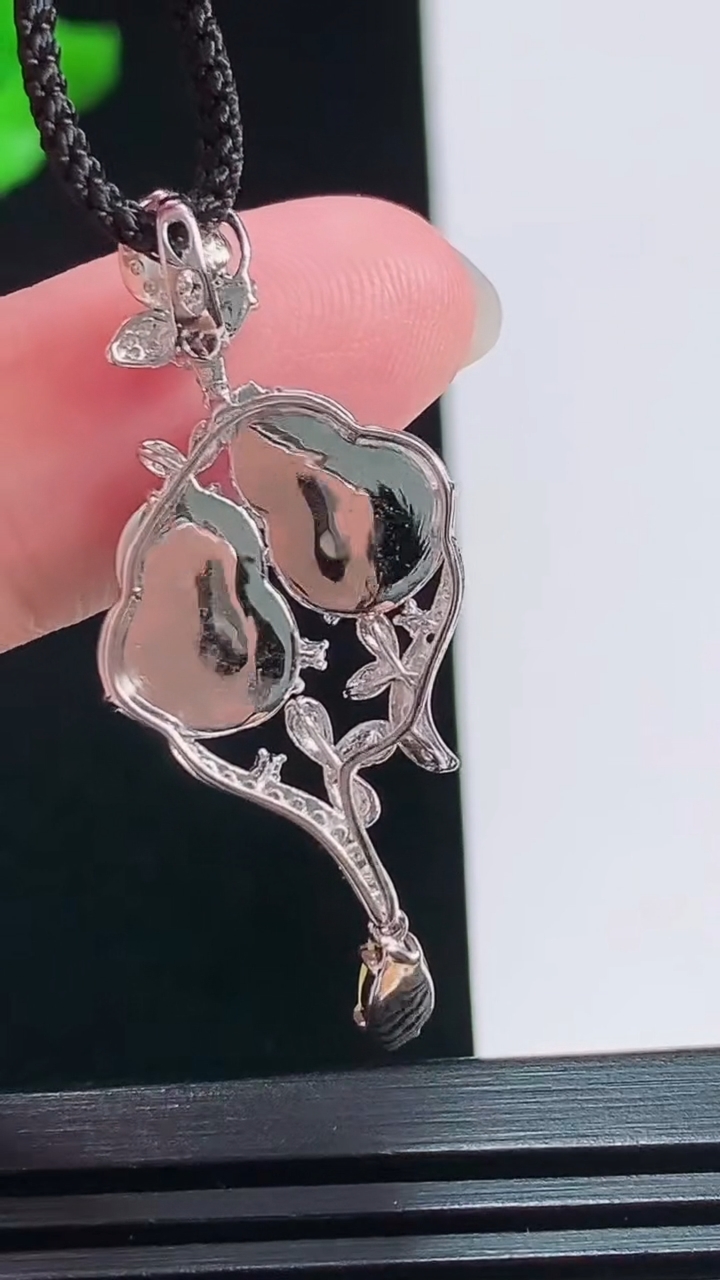 天然A货翡翠葫芦吊坠，尺寸38-16.6-6.2，裸石11-8.5，11.2-8.5 重量:3.29g
7月30日，11.2-8.5 重量:3.29g