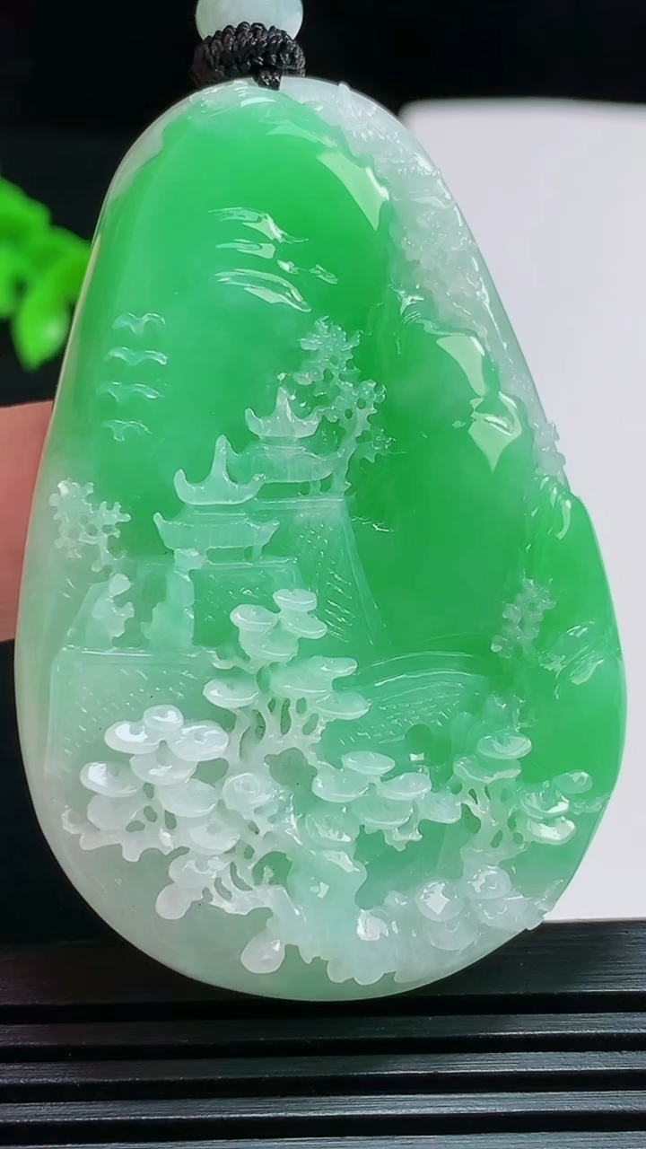 天然A货翡翠山水牌吊坠，尺寸56-38-8.6 重量:36.07g
7月30日
