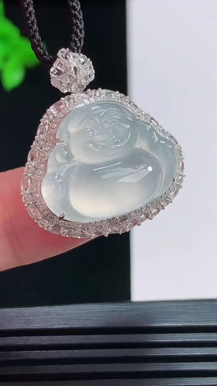 天然A货翡翠种白冰佛公吊坠，尺寸28-25.8-12，裸石16.5-20.5 重量:7.47g
7月30日