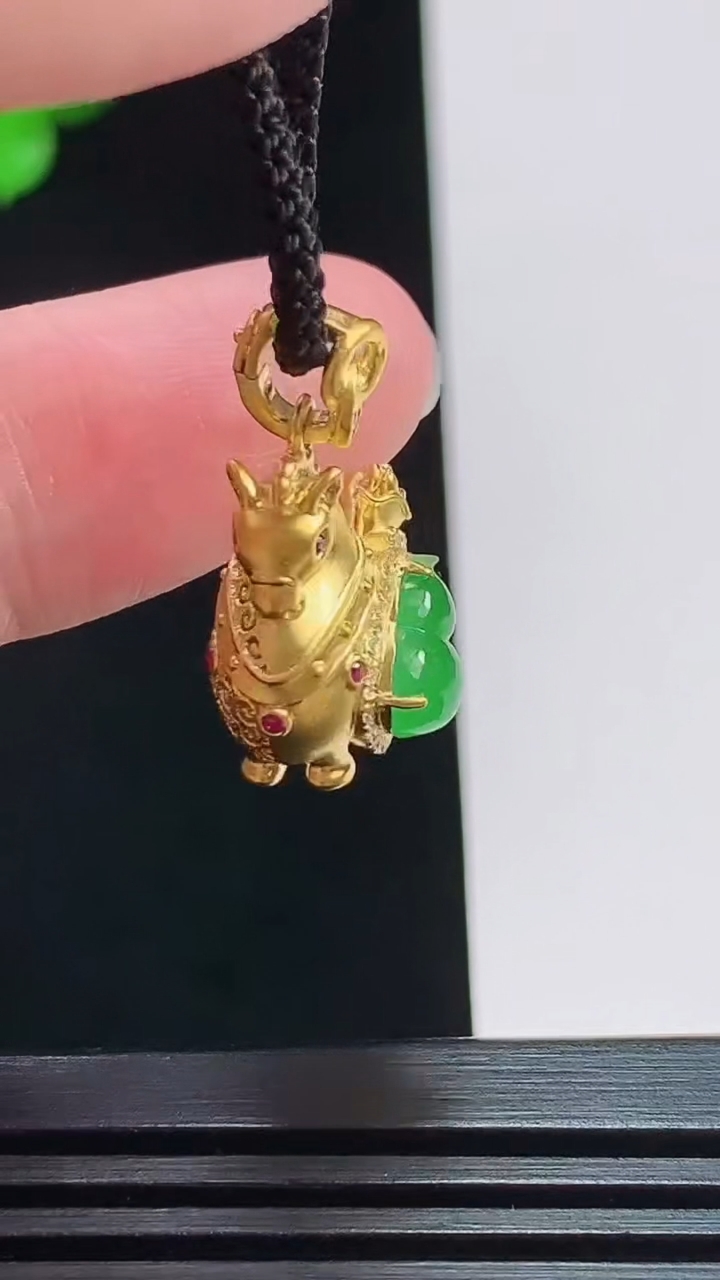 天然A货翡翠葫芦吊坠，尺寸18.5-17.2-11，裸石8-6.2 重量:4.34g
7月30日