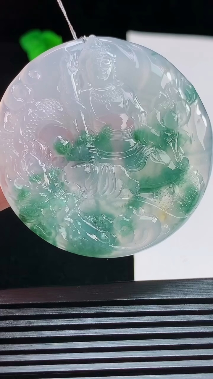 天然A货翡翠种飘花祥龙虚空藏菩萨吊坠，尺寸50-5 重量:27.30g
7月30日